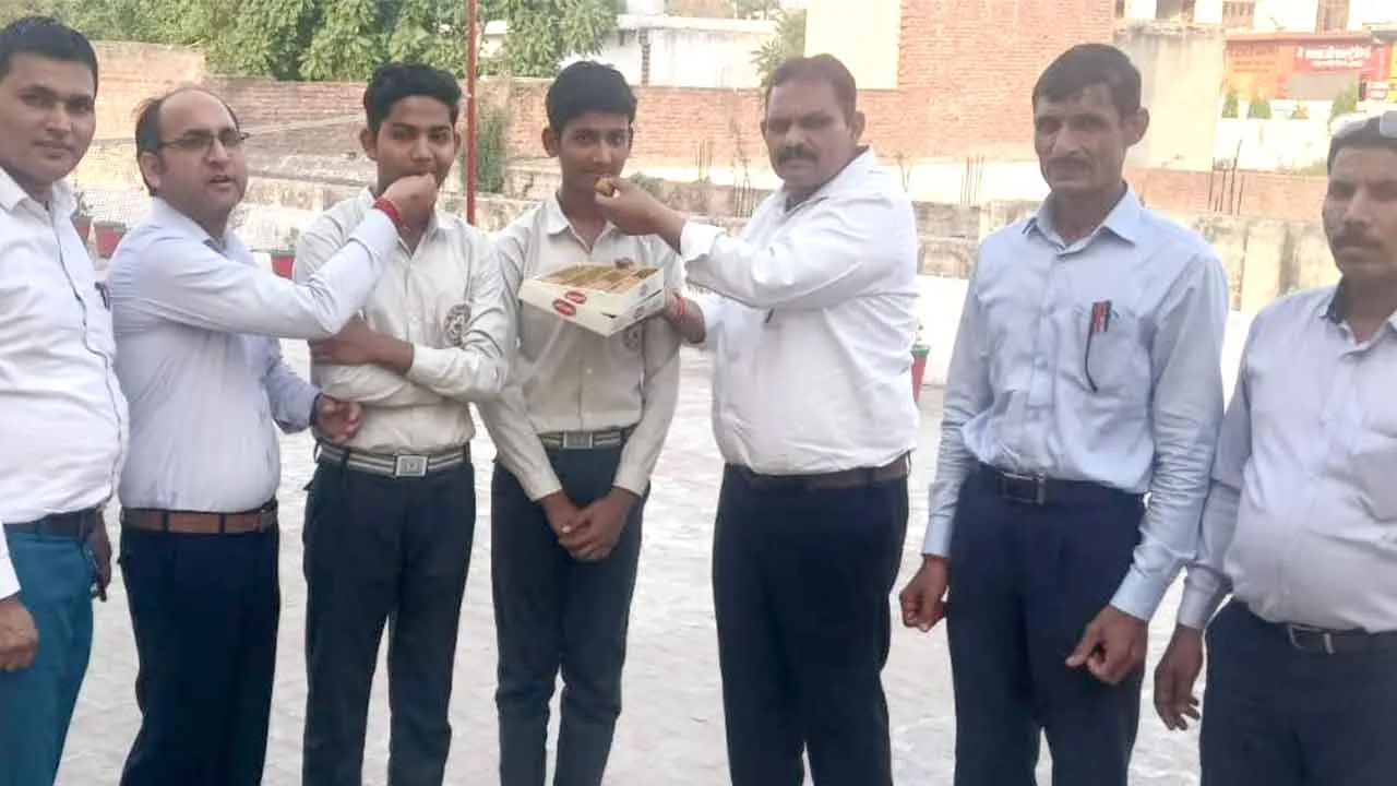 हाईस्कूल बोर्ड परीक्षा में हर्ष ने लहराया परचम, कैराना ब्लॉक में टॉपर बने