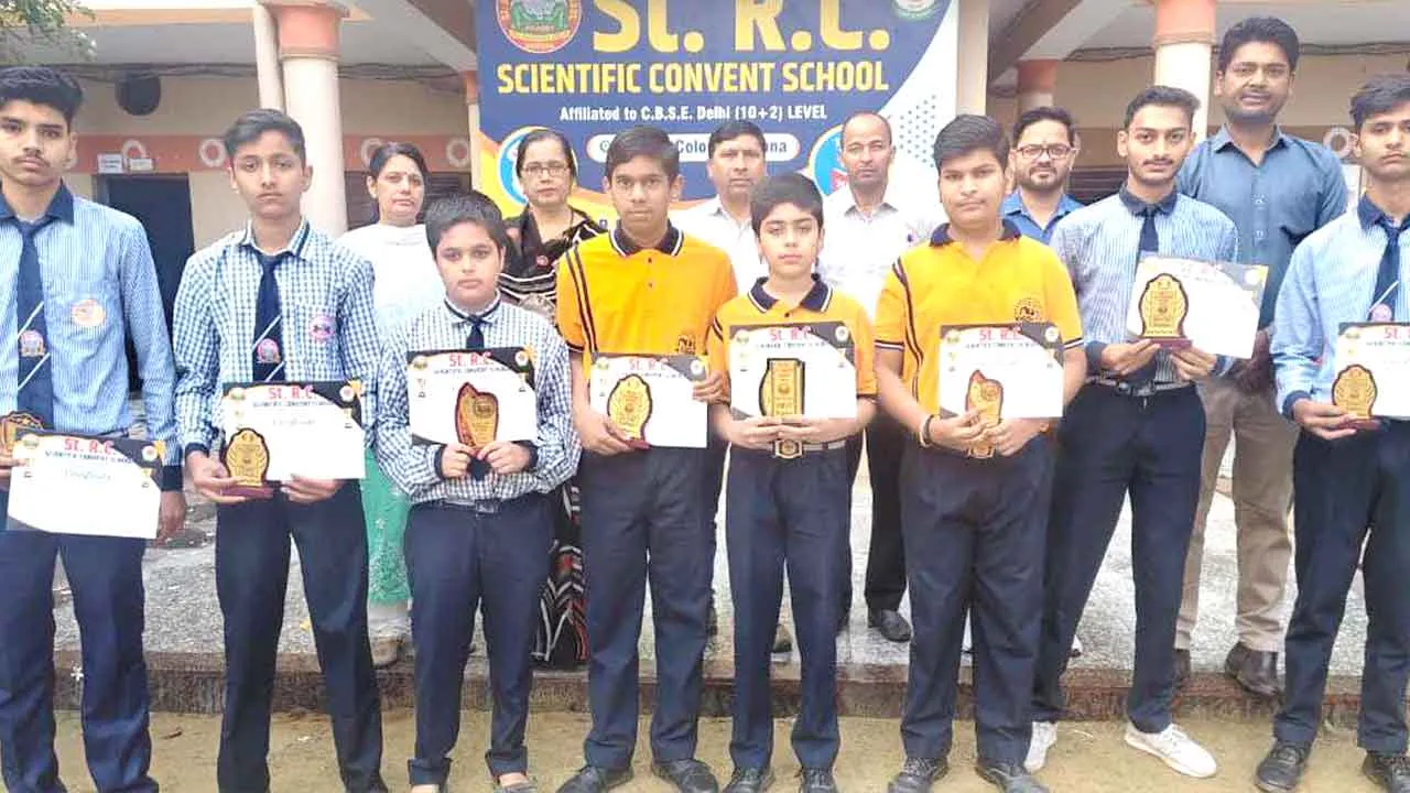 सेंट आरसी स्कूल में सीनियर वर्ग के मेधावियों को किया गया सम्मानित