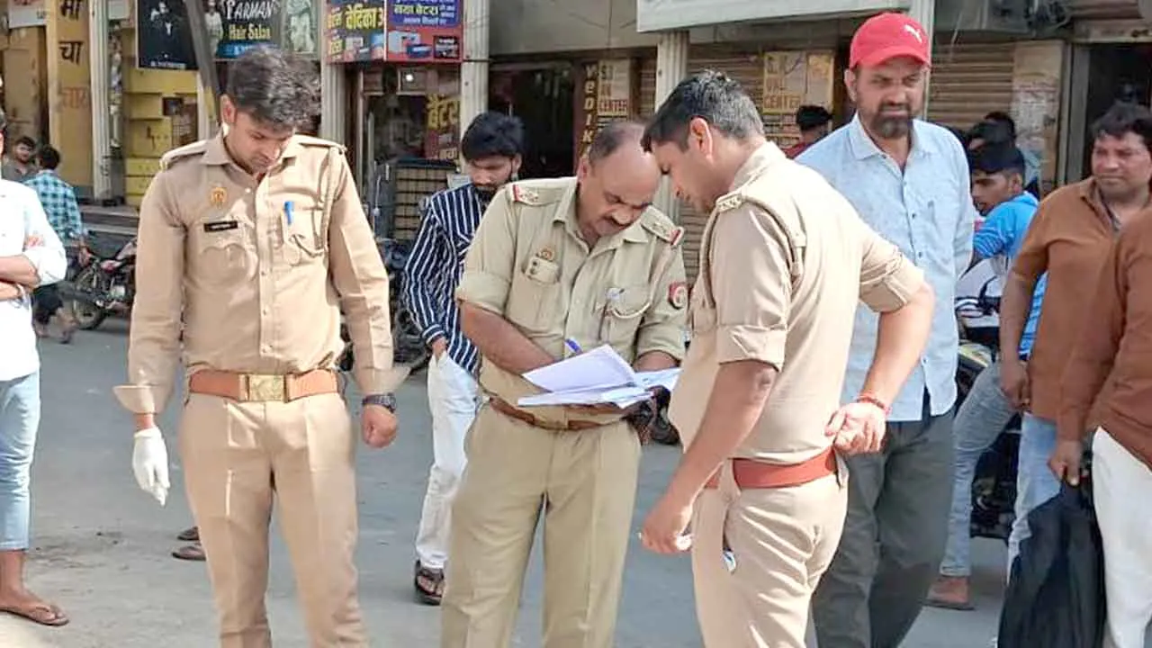 कचहरी के सामने सड़क किनारे पड़ा मिला बुजुर्ग का शव, सनसनी