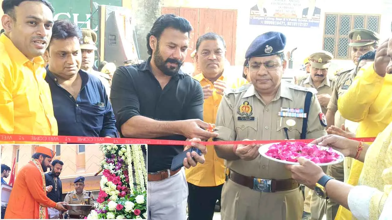 कैराना पहुंचे डीएम व एसपी ने रिबन काटकर किया भव्य बालाजी शोभायात्रा का शुभारंभ
