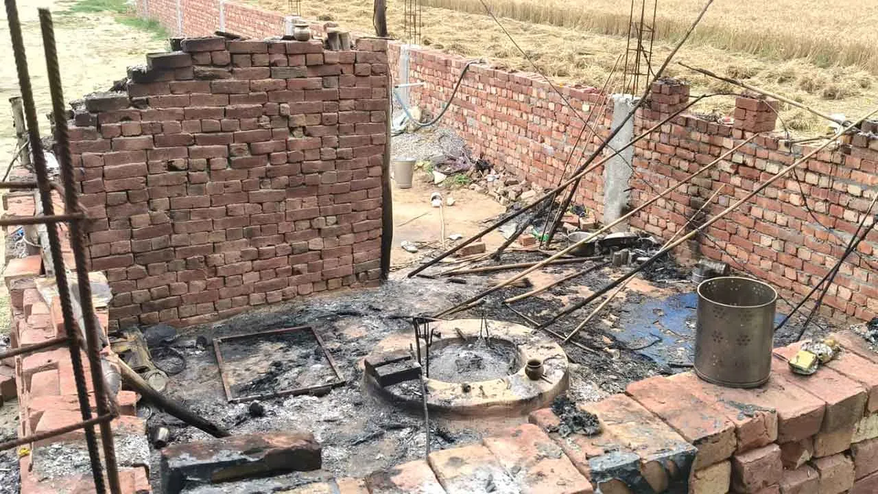 Fire: संदिग्ध परिस्थितियों में साधु की झोपड़ी में लगी आग, बाल-बाल बचे