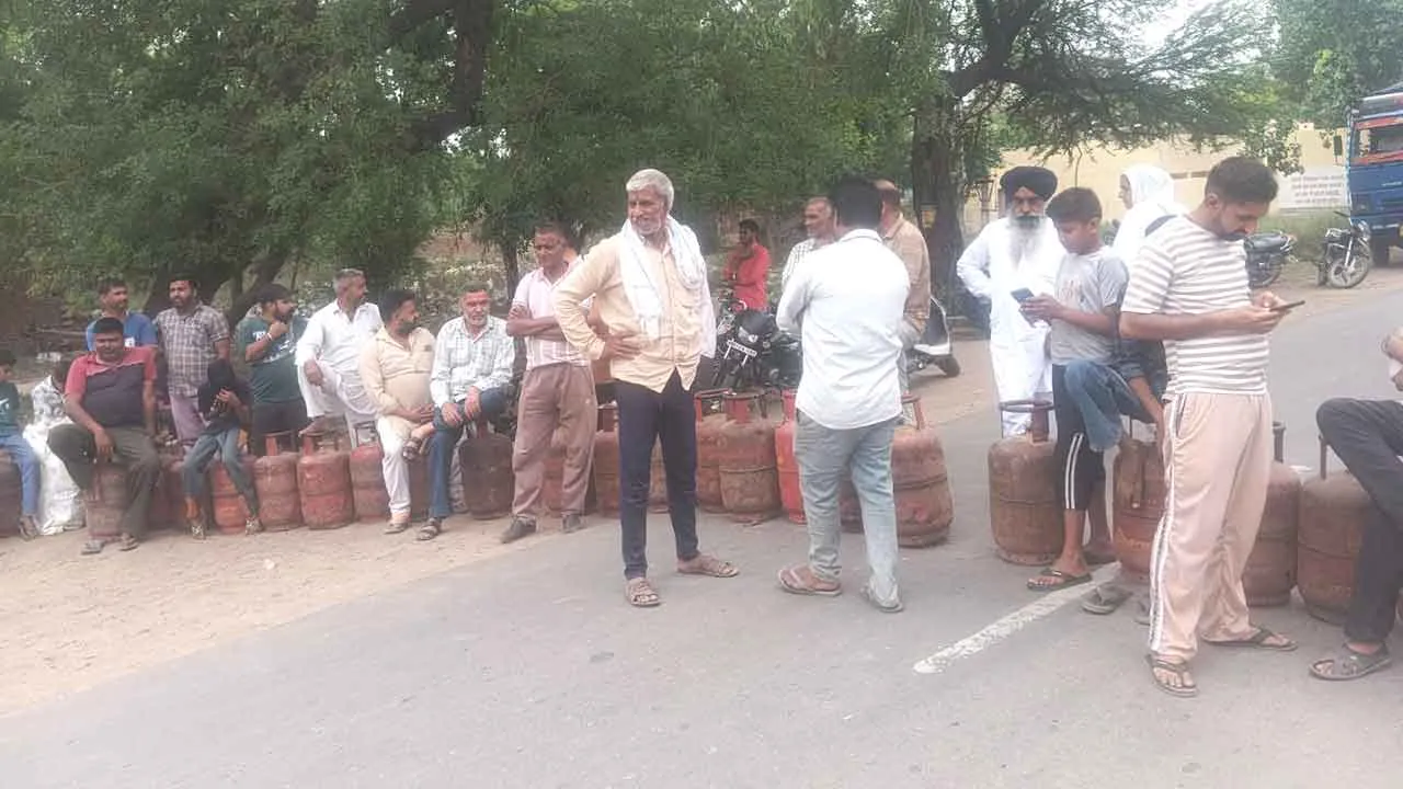 कुराली में गैस आपूर्ति ठप होने पर ग्रामीणों का हंगामा, बस अड्डे पर लगाया जाम