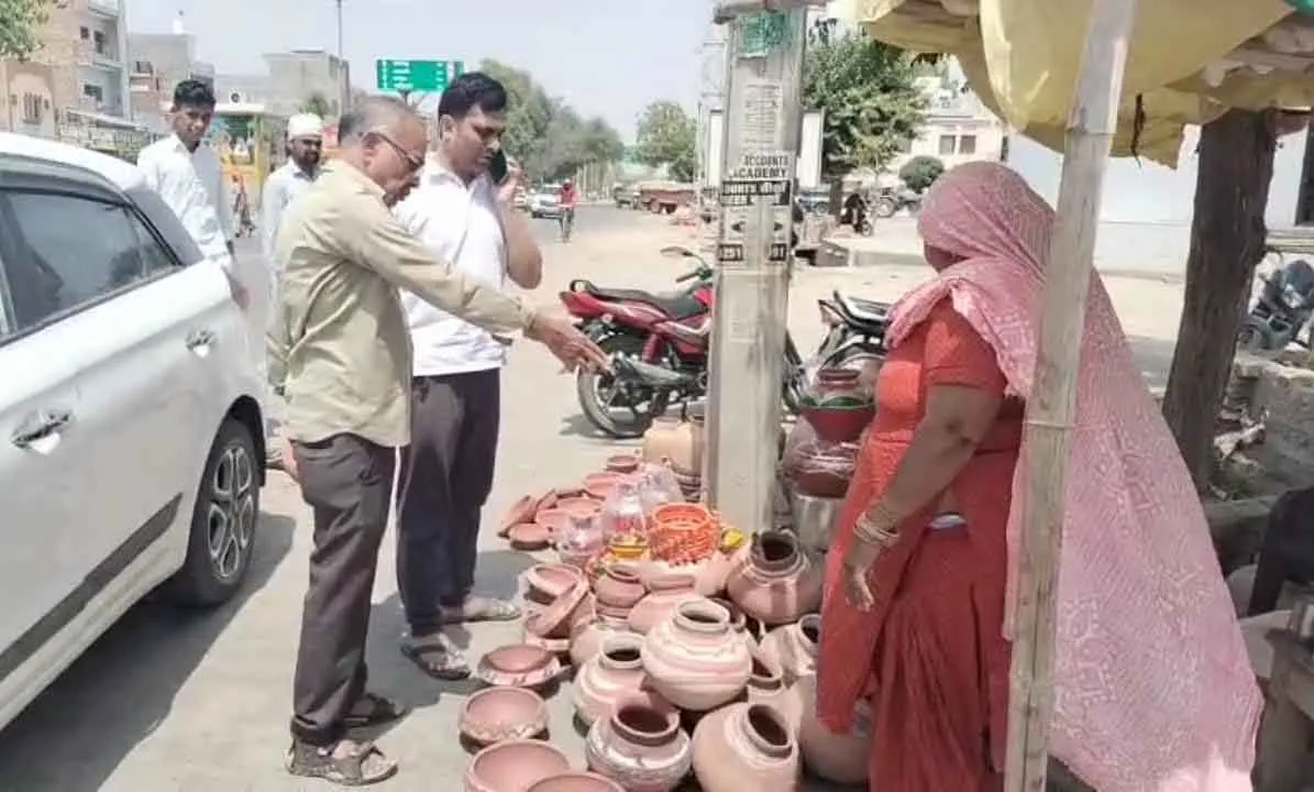 भीषण गर्मी में हर साल बढ़ती है बिक्री, इस बार डिमांड के आगे कम पड़ गए मटके