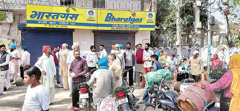 LPG Cylinder Supply Issues: एलपीजी सिलेंडर की सप्लाई को लेकर कोटकपूरा में फूटा लोगों का गुस्सा