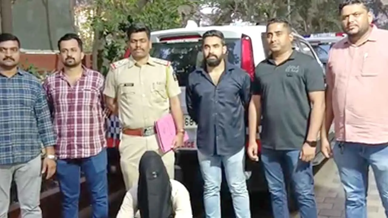 नकली “फोन पे” ट्रांजैक्शन दिखाकर दुकानदार से ठगी, मुंबई पुलिस ने दो आरोपियों को दबोचा