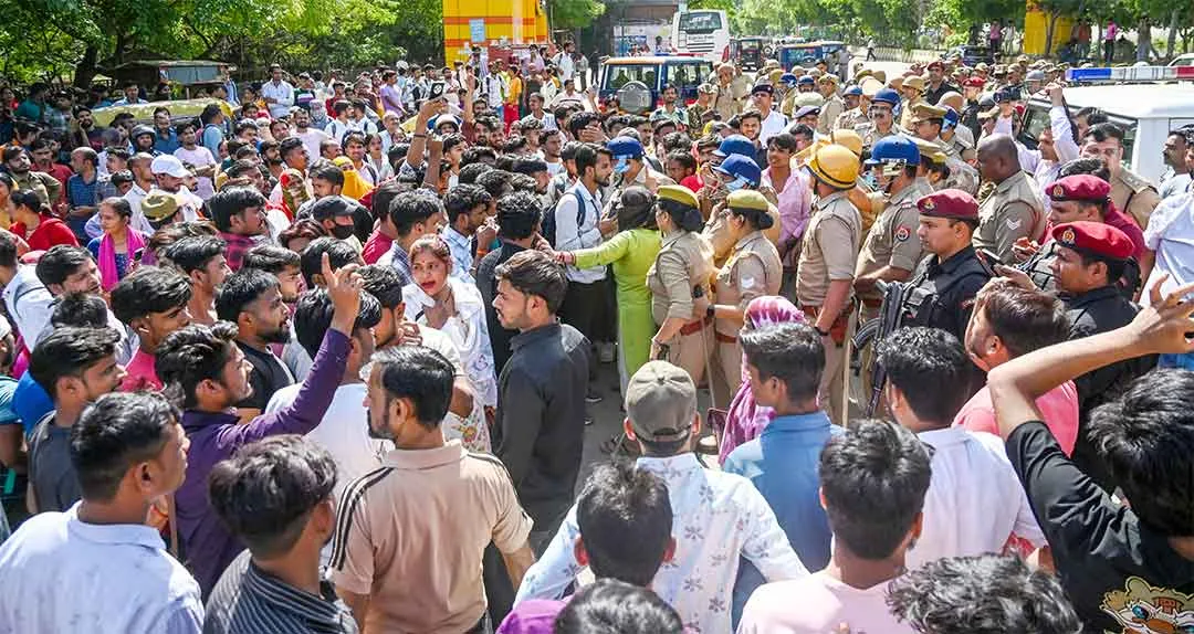 Noida Violence Updates: नोएडा हिंसा के बाद पुलिस का एक्शन, भ्रामक पोस्ट करने वाले 6 के खिलाफ 3 FIR