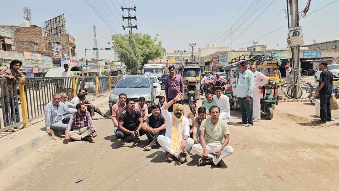 सड़क निर्माण में लेवल गड़बड़ी पर चक्काजाम