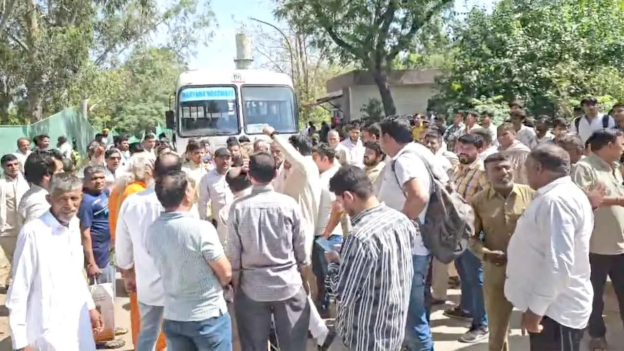 बस ड्राइवर व पुलिस कर्मी के बीच हुआ विवाद, रोडवेज कर्मचारियों ने किया चक्का जाम