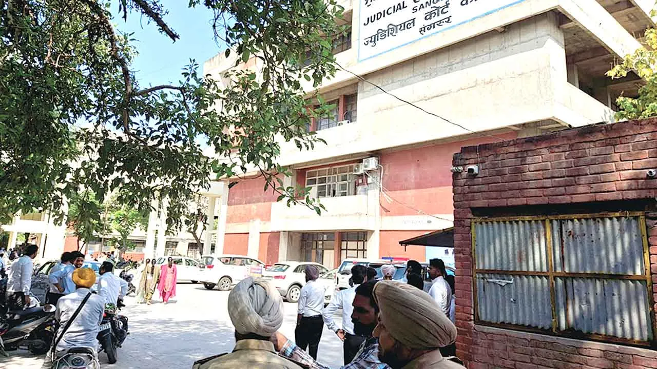 अदालतों का काम बड़े स्तर पर प्रभावित, जाँच में जुटी पुलिस संगरूर अदालत कॉम्पलेक्स में ‘बम’ रखने की धमकी निकली ‘अफवाह’