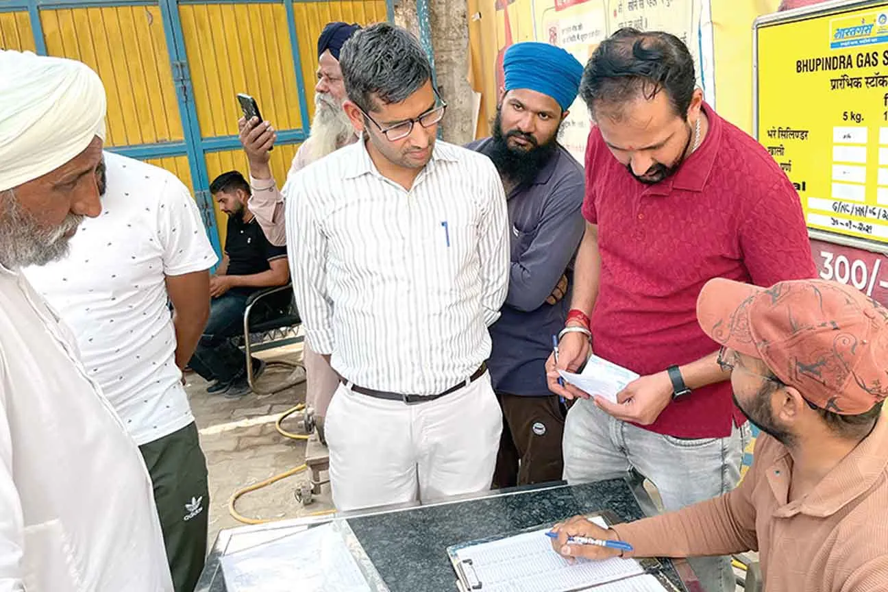 Gas Agency Raids: गैस एजेंसी पर डीएफएससी की छापेमारी, ज्यादा वसूली, बाउंसरों की गुंडागर्दी उजागर