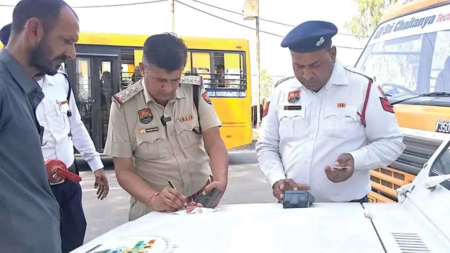 नियम तोड़ने पर यातायात पुलिस ने काटे 7 स्कूली बसों के चालान, एक इंपाउंड