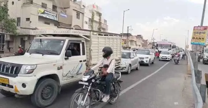 सेंट्रल पार्क के पास ट्रकों के यू-टर्न से बिगड़ी यातायात व्यवस्था