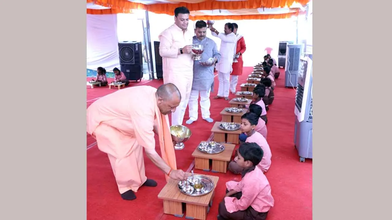 Yogi Adityanath: सीएम योगी पहुंचे स्कूल, बच्चों को बांटे गिफ्ट, ‘स्कूल चलो अभियान’ की शुरुआत