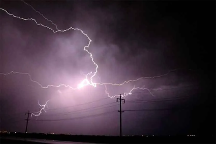 Lightning Strike: आकाशीय बिजली गिरने से 5 लोगों की मौत, कई अन्य लोग झुलसे