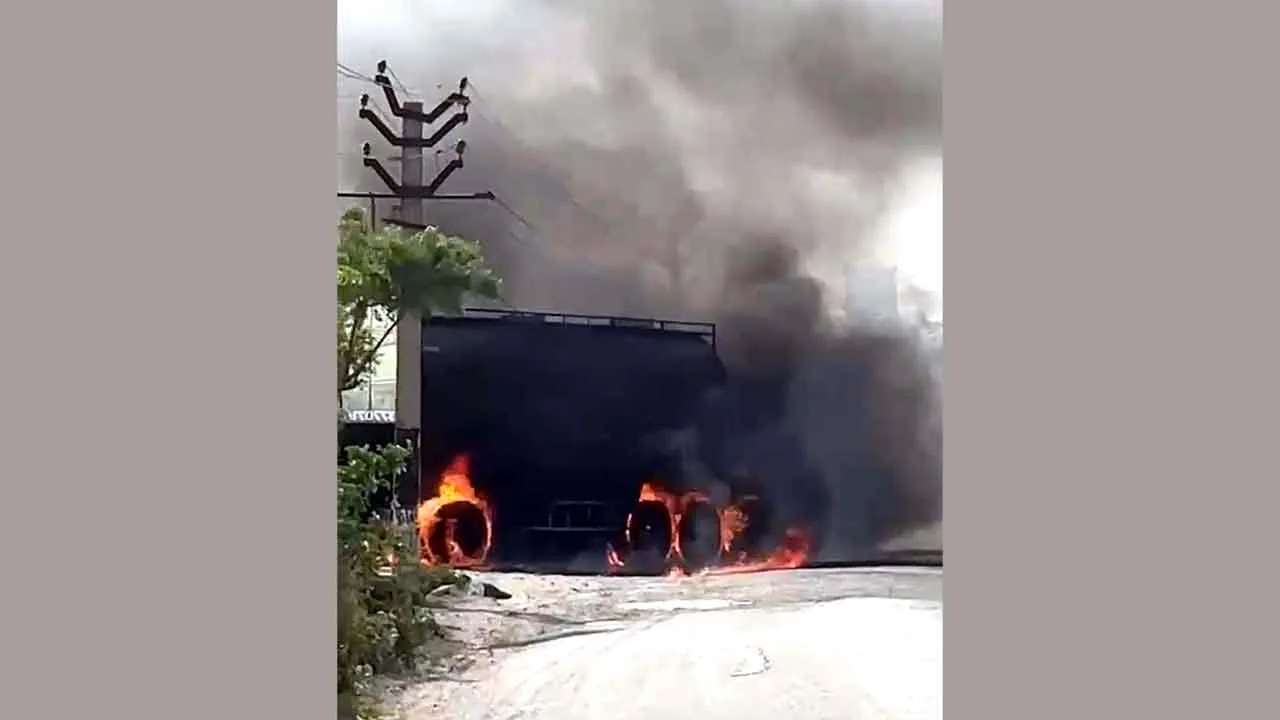 Truck Fire: चलते सीएनजी ट्रक में लगी भीषण आग, ड्राइवर ने कूदकर बचाई जान