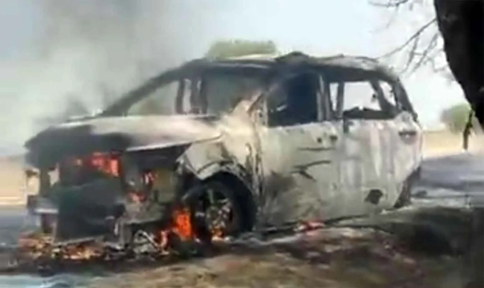 Hathras Car Fire: हाथरस  दर्दनाक हादसा, चलती कार में आग लगने से पिता पुत्र झुलसे