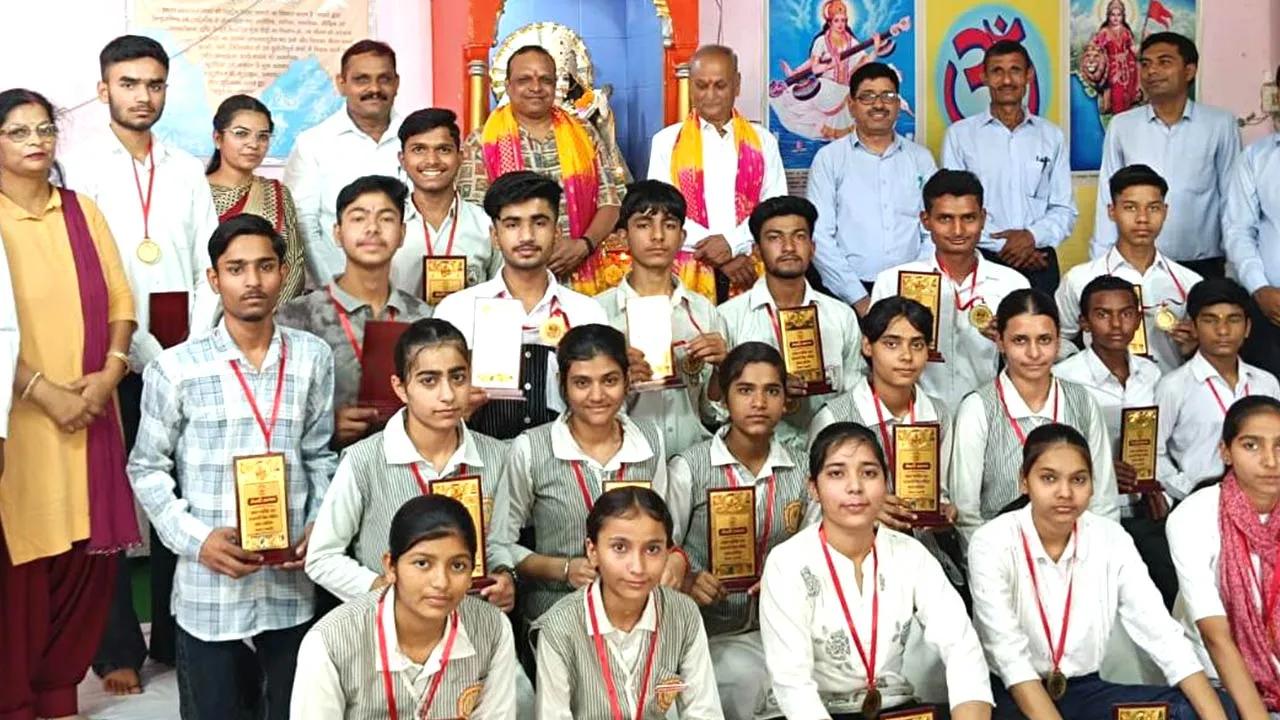 मेधावी छात्र-छात्राओं को पुरस्कार प्रदान कर किया सम्मानित