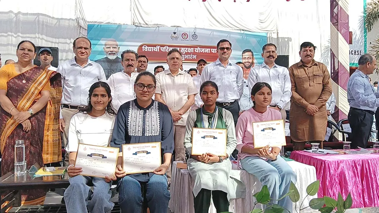 100 प्रतिशत परिणाम देने वाले 25 राजकीय स्कूलों के प्रिंसिपल को प्रशंसा पत्र देकर किया सम्मानित