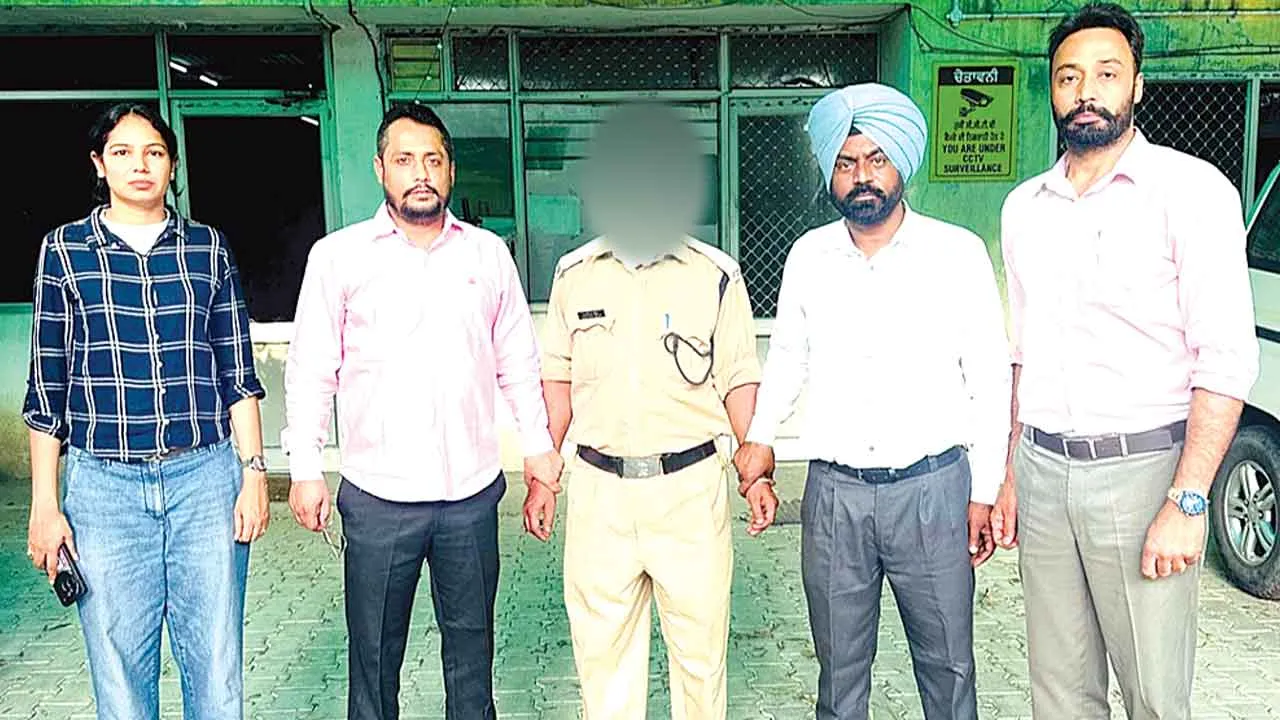 ग्लाडा कार्यालय का सिक्योरिटी गार्ड 5 हजार की रिश्वत लेते काबू 