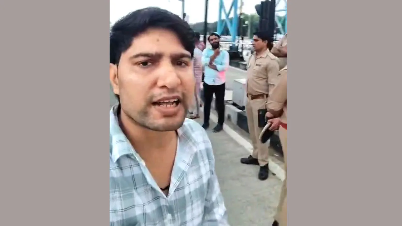 वार्षिक फास्टैग के बावजूद मांगा कैश टोल, मुझेडा टोल प्लाजा पर हंगामा; युवक ने लगाए गंभीर आरोप