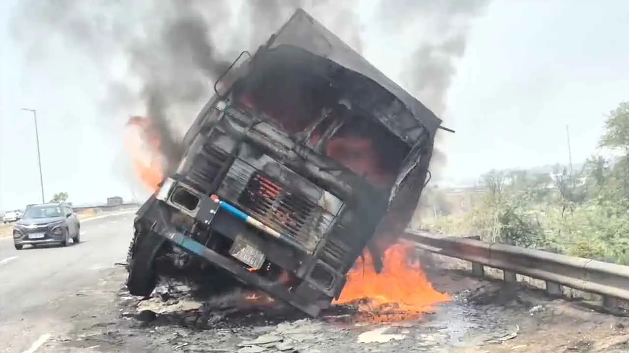 Truck Fire: मायना के पास चलते ट्रक में आग, दमकल विभाग ने कड़ी मशक्कत के बाद पाया काबू