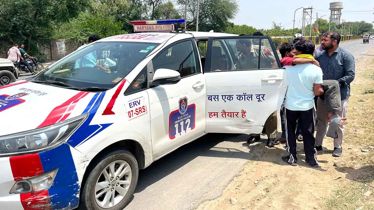 Road Accident News: मिनी बाईपास पर ट्रक की चपेट में आने से बाइक सवार दो युवक घायल