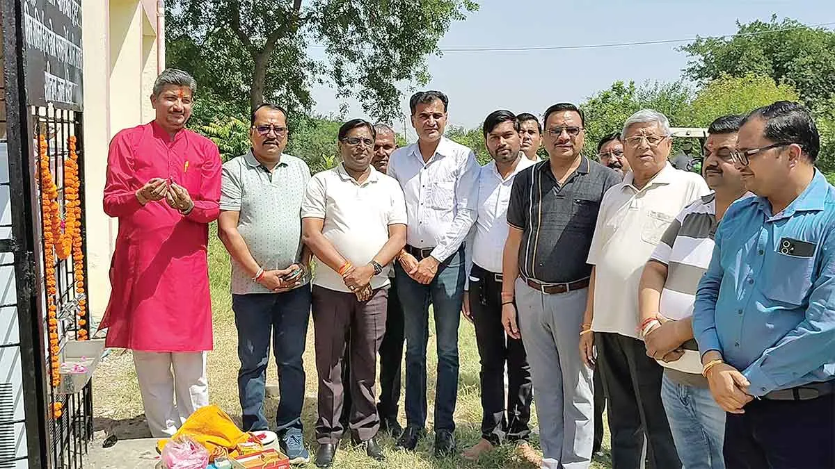 राहगीरों की प्यास बुझाने के लिए इस ट्रस्ट ने लगाया बिजली बोर्ड परिसर में वाटर कूलर