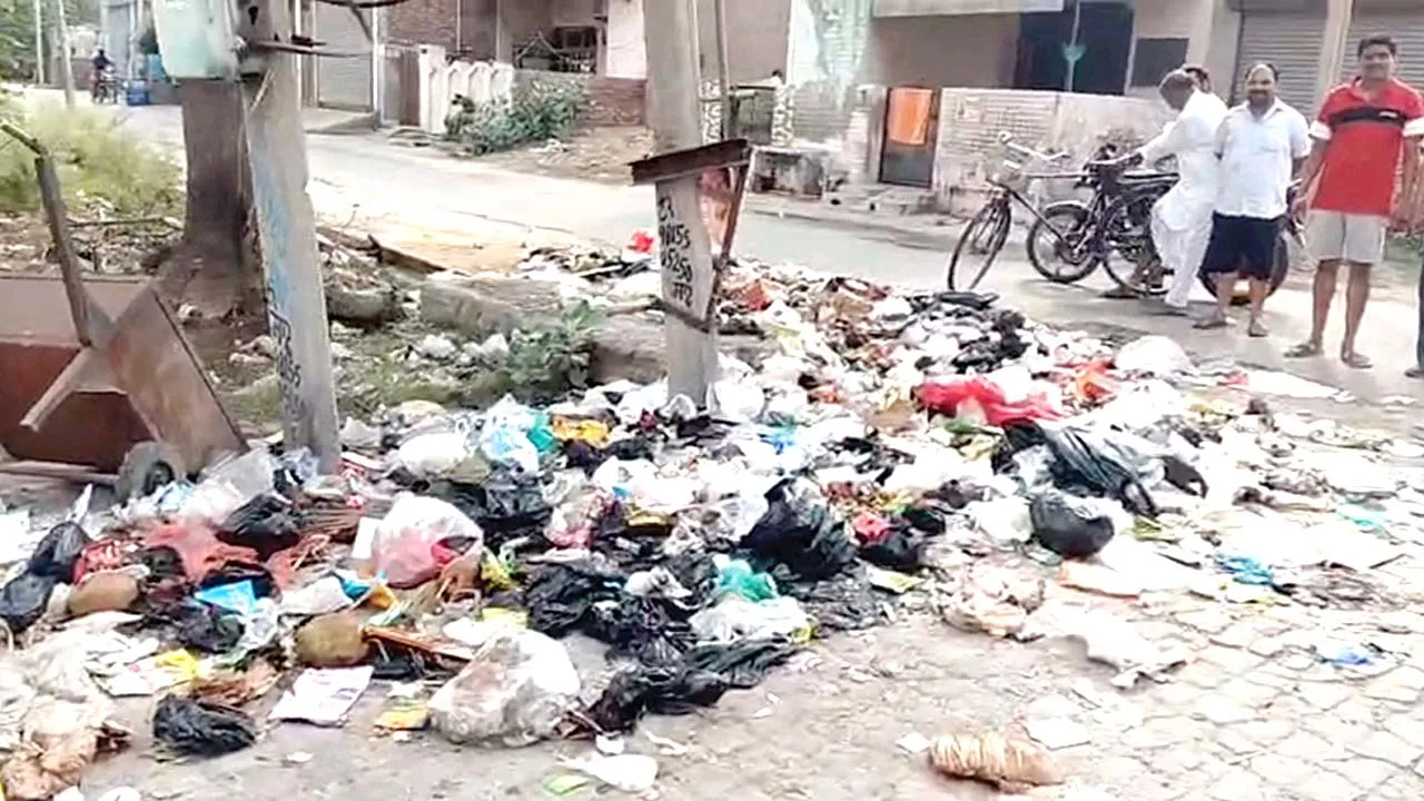 सफाई कर्मियों की अनिश्चितकालीन हड़ताल, बरेटा के रिहायशी क्षेत्र में बने कूड़े के डंप 