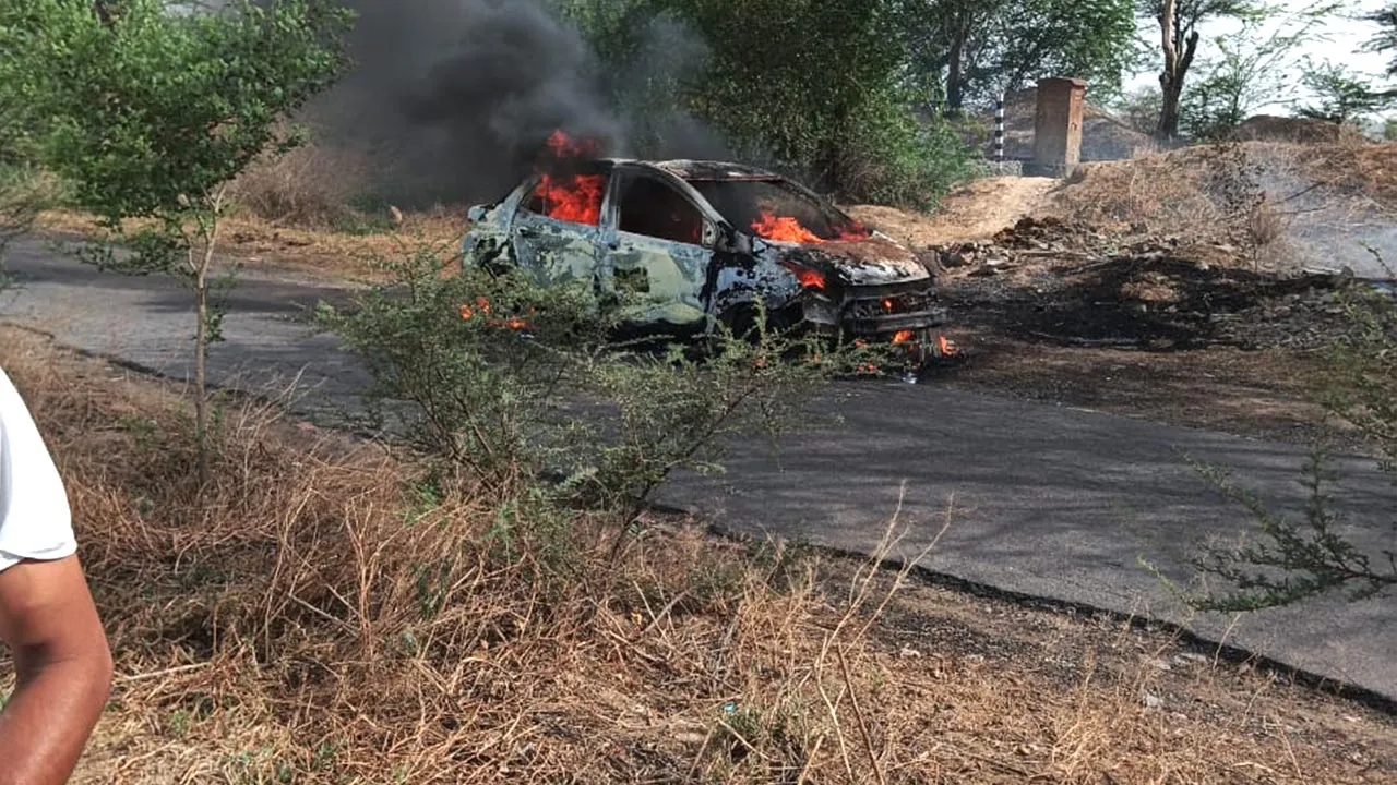 Car Fire: चलती कार में लगी आग, चालक व साथी ने कूदकर बचाई जान