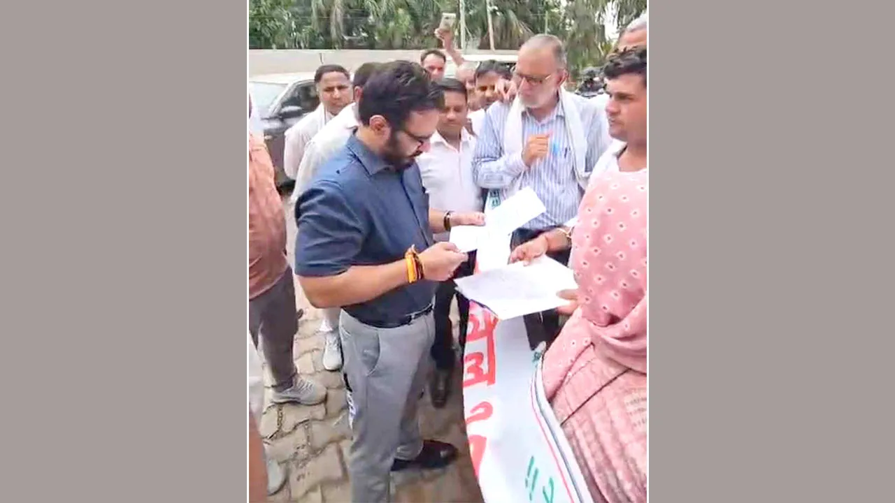 बिजली लाइन मुआवजे की मांग को लेकर ग्रामीणों का प्रदर्शन, डीसी को सौंपा ज्ञापन