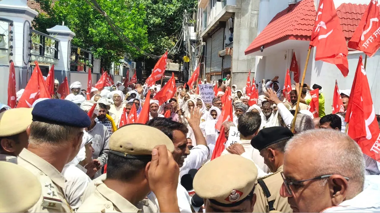 किसान सभा हरियाणा ने विभिन्न मांगों को लेकर प्रदर्शन कर सिंचाई मंत्री आवास का किया घेराव