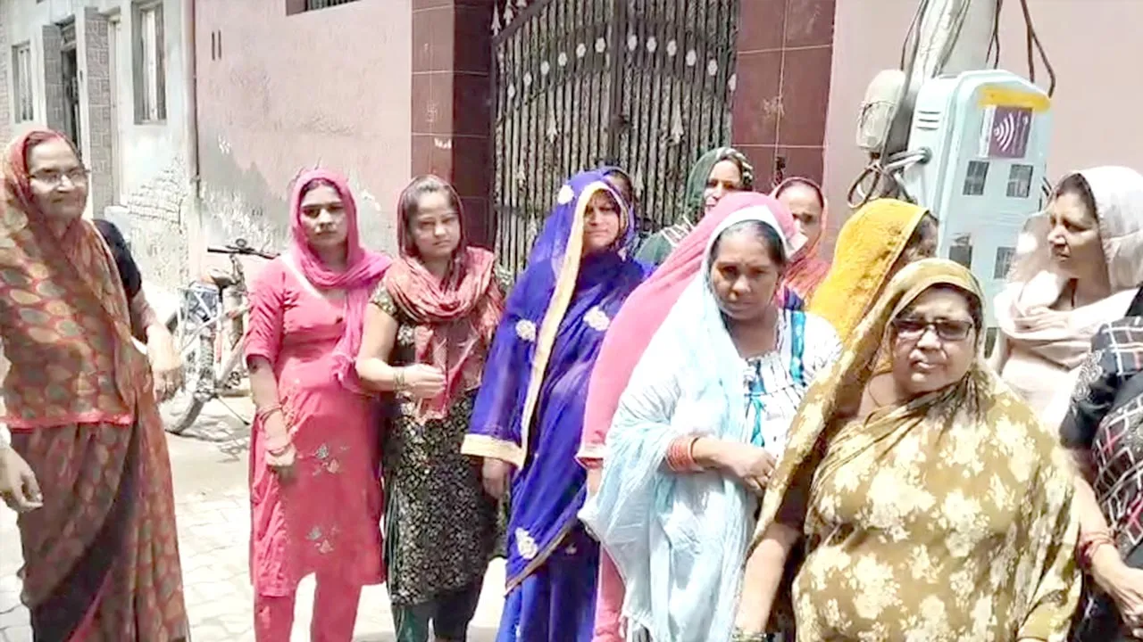 भिवानी के हनुमान ढाणी क्षेत्र में पेयजल का संकट गहराया, टैंकरों का दूषित पानी पीने से फैल रही बीमारियां 