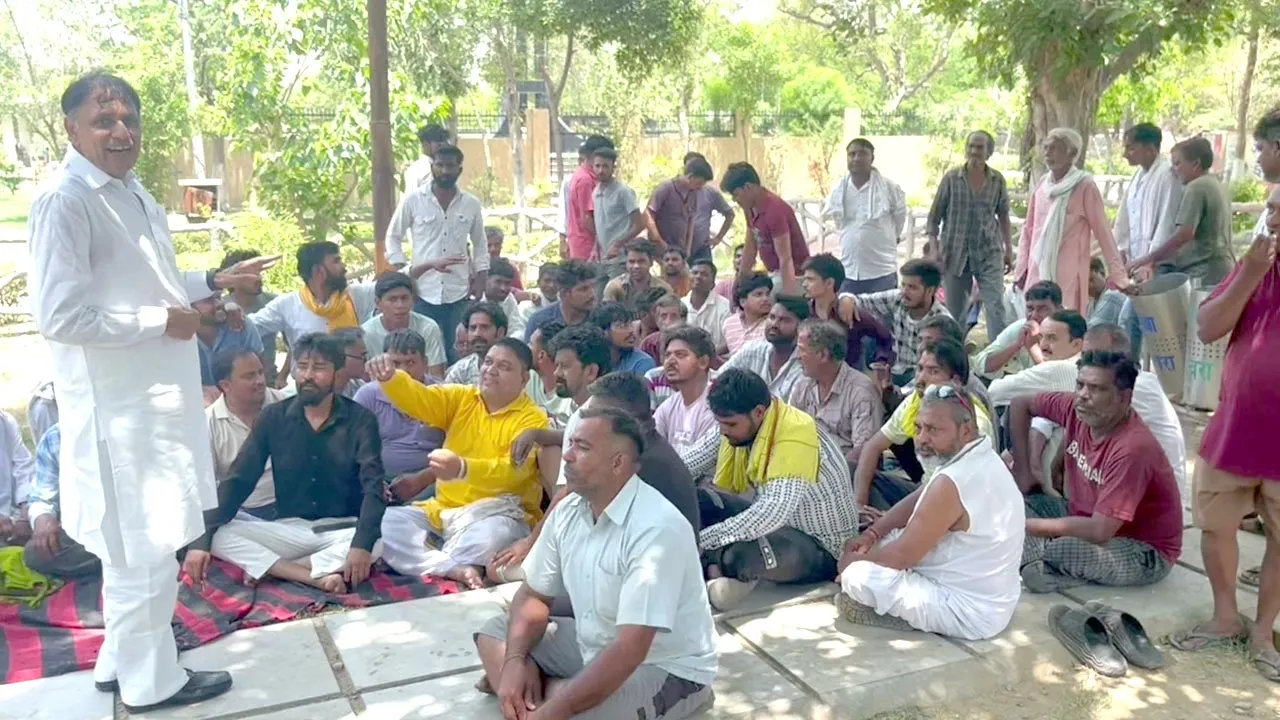 भिवानी में रेहड़ी चालक, व्यापारी व राजनीतिक नेताओं के साथ बैठे धरने पर