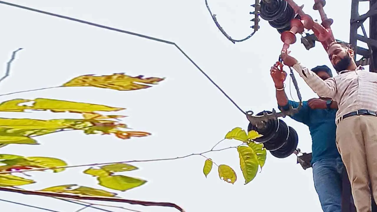 जिला मुख्यालय पर 7 घंटे से बिजली गुल, उमस भरी गर्मी में लोग बेहाल 