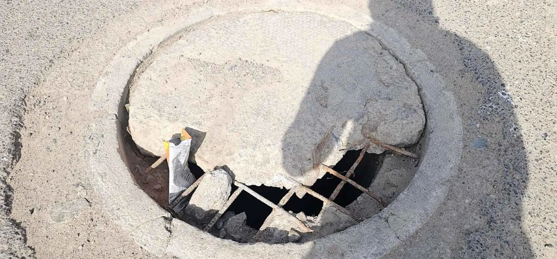 टूटे सीवरेज ढक्कनों से बढ़ा हादसे का खतरा