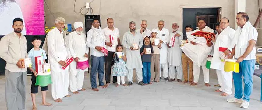 सच कहूँ व सच्ची शिक्षा के विजेता पाठकों को मिले उपहार