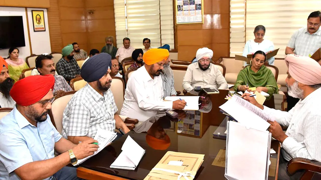 वित्त मंत्री हरपाल सिंह चीमा ने कर्मचारी यूनियनों के साथ उच्च स्तरीय बैठकों की अध्यक्षता की, लंबित मुद्दों के जल्द समाधान के दिए निर्देश