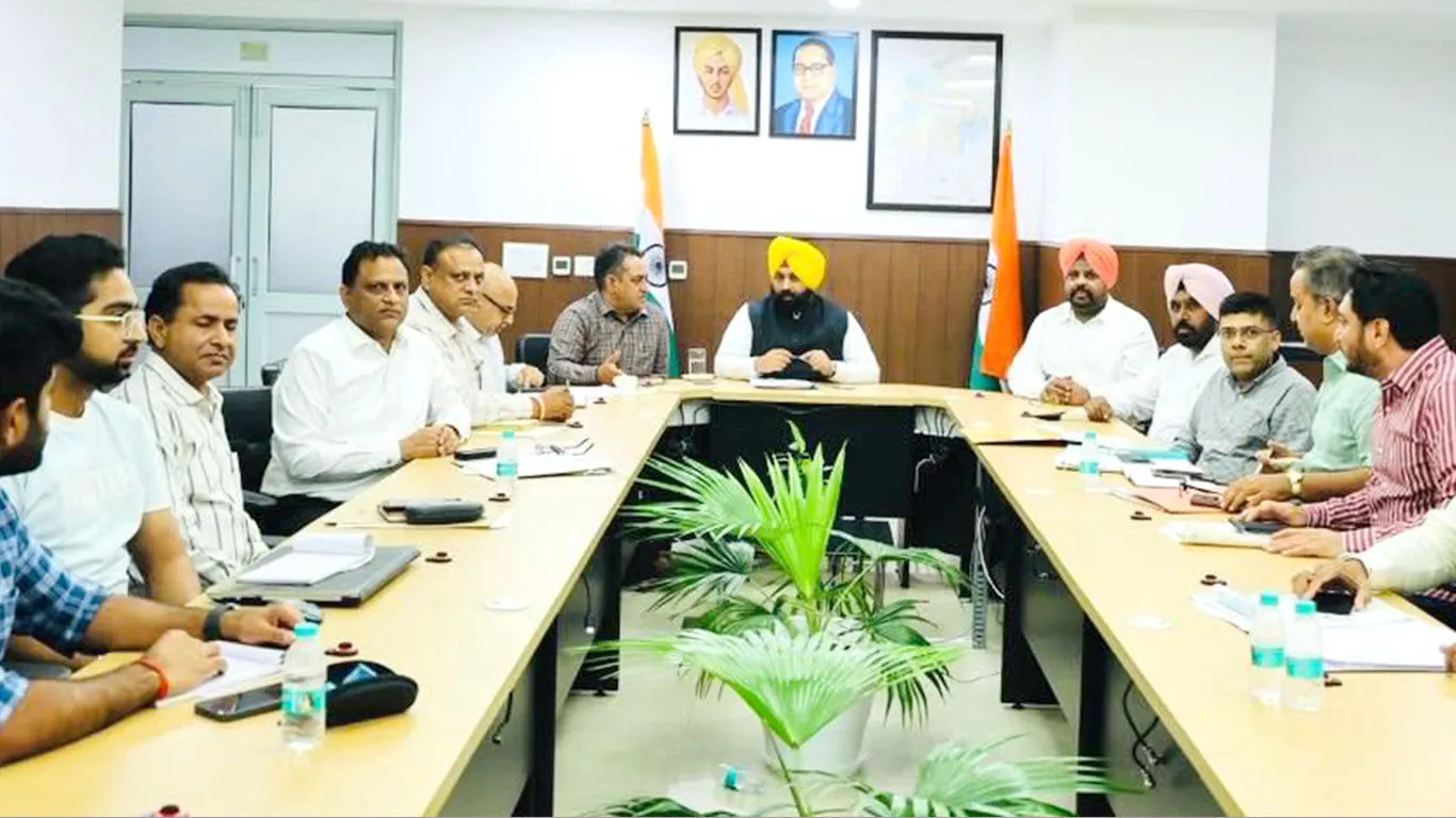 स्थानीय निकाय मंत्री हरजोत सिंह बैंस द्वारा ट्राइसिटी से सटे कस्बों में शहरी बुनियादी ढांचे संबंधी विभिन्न परियोजनाओं की घोषणा; विकास कार्यों की साप्ताहिक समीक्षा के निर्देश