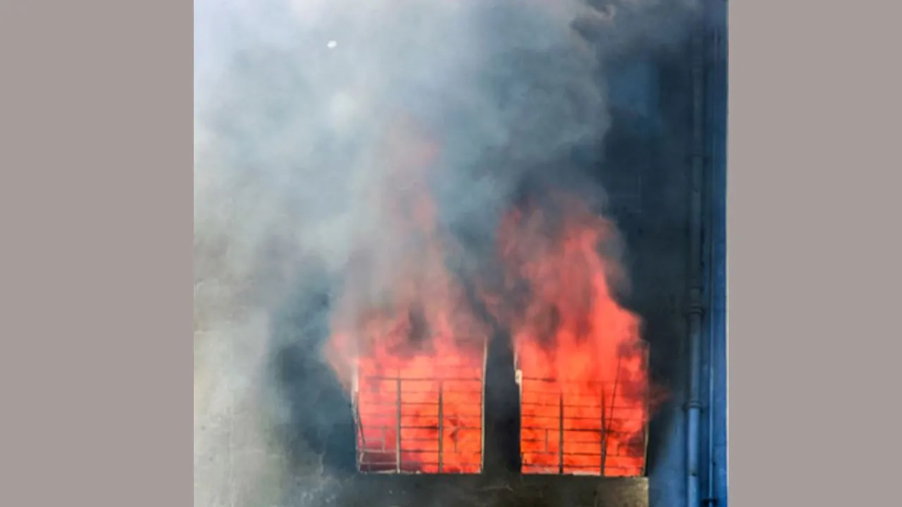 Punjabi Tadka Restaurant Fire: पंजाबी तड़का रेस्तरां में आग से मची अफरा-तफरी, घंटों की मशक्कत के बाद बुझी लपटें
