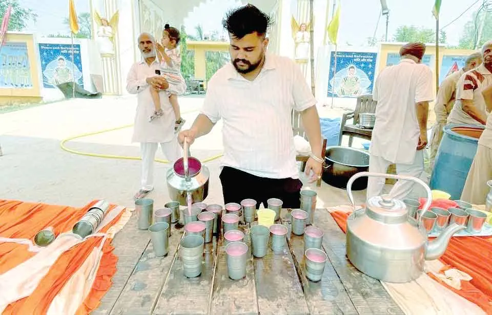 भीषण गर्मी के प्रकोप से बचाव को धुरकड़ा में राहगीरों के लिए लगाई ठंडे पानी की छबील