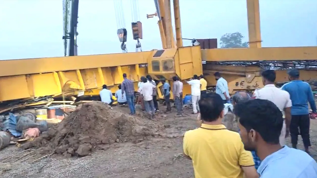 तेज आंधी में गिरी क्रेन, निर्माण साइट पर 3 मजदूरों की मौत