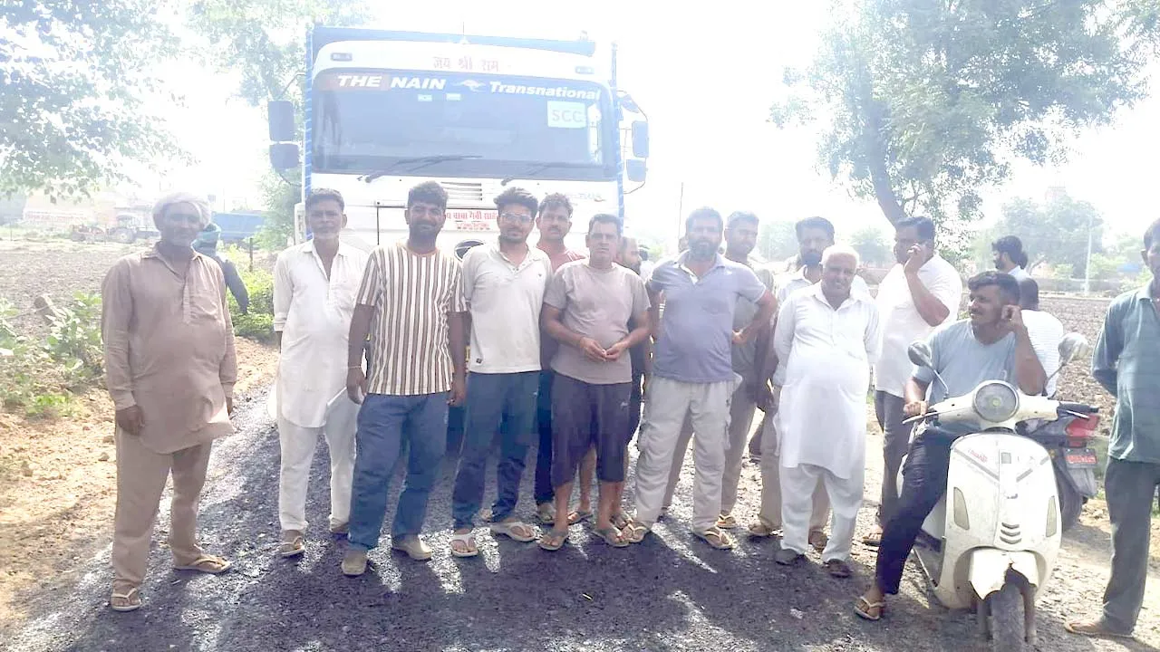 जांडवाला-नूरकी सड़क निर्माण में घटिया सामग्री के आरोप, ग्रामीणों ने रुकवाया कार्य