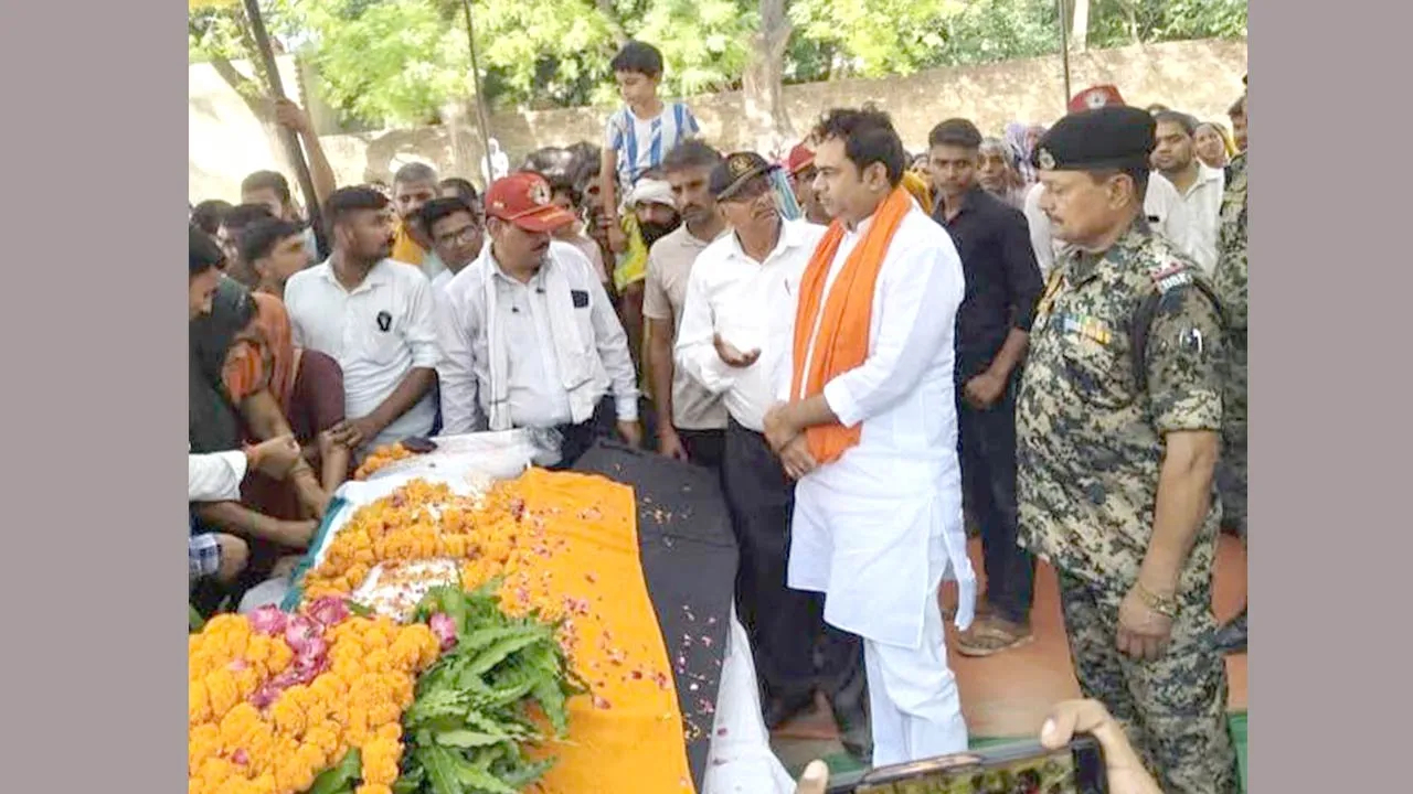 बीएसएफ के जवान को गार्ड ऑफ ऑनर देकर दी गई अंतिम विदाई 