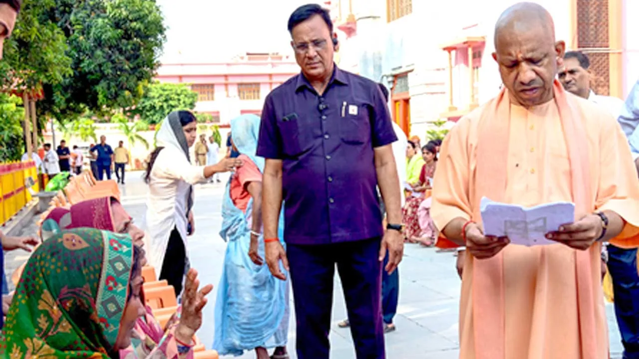 गोरखनाथ मंदिर में CM योगी का जनता दर्शन, 200 लोगों की सुनी समस्याएं