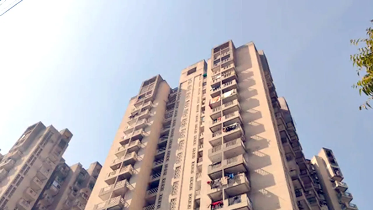 मां पर चाकू से  हमला कर युवक ने पांचवीं मंजिल से लगाई छलांग