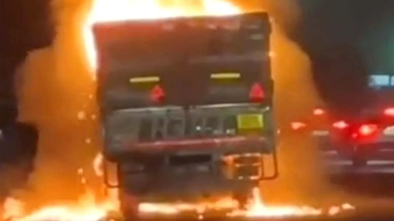 Truck Catches Fire: गोल्फ कोर्स एक्सटेंशन रोड पर ट्रक में लगी भीषण आग, ड्राइवर ने कूदकर बचाई जान