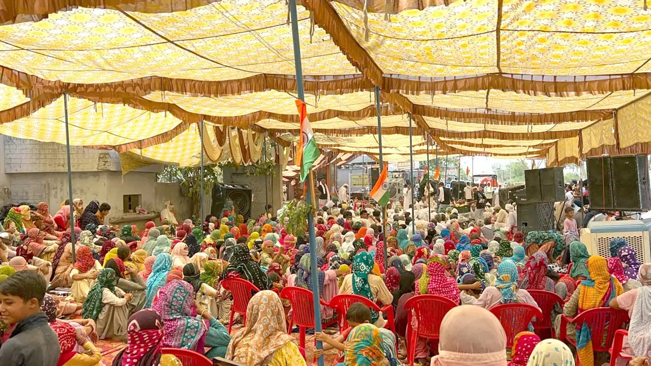 पाइपलाइन से कनेक्शन की मांग को लेकर धरना 21वें दिन भी जारी