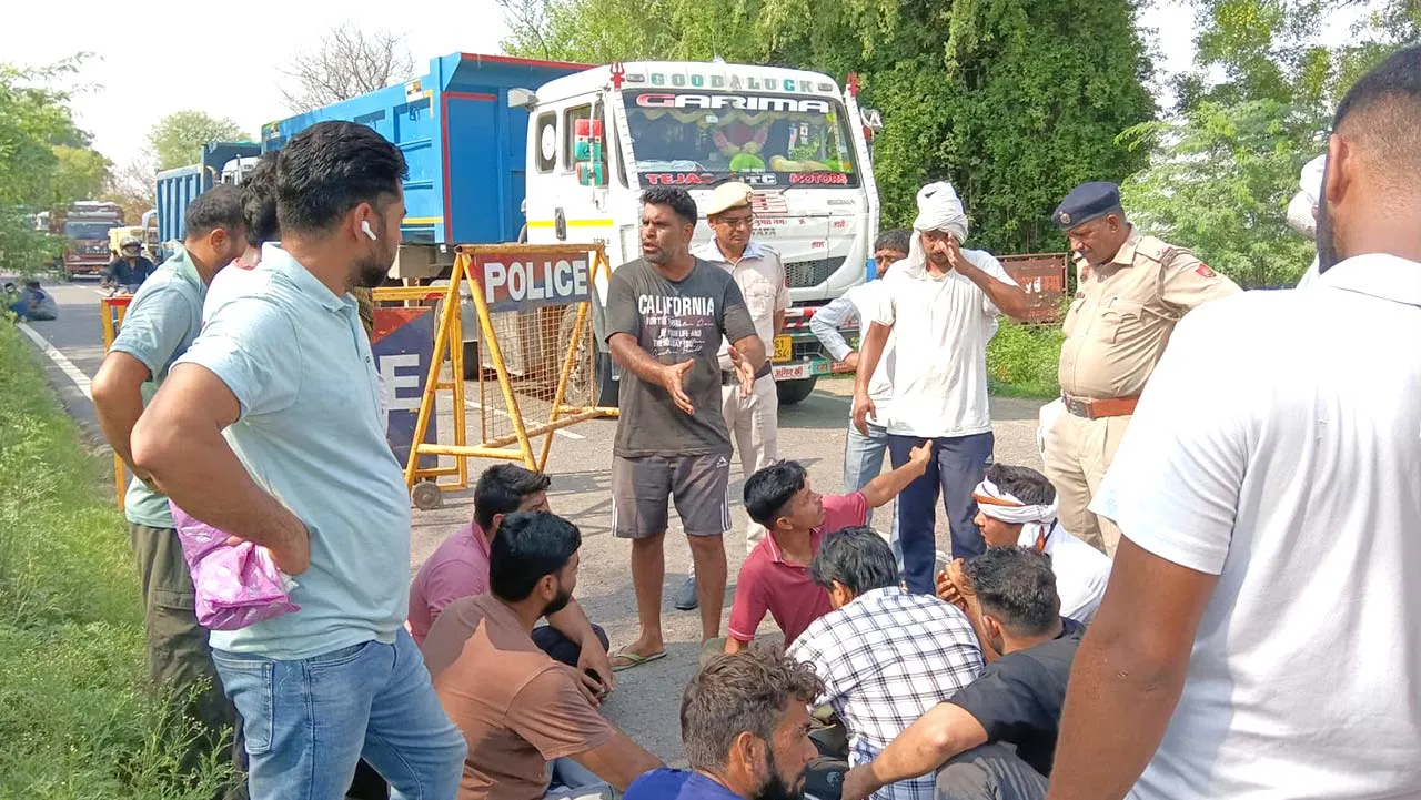 बिजली संकट से नाराज ग्रामीणों ने किया हांसी-बरवाला रोड जाम, आश्वासन के बाद खोला