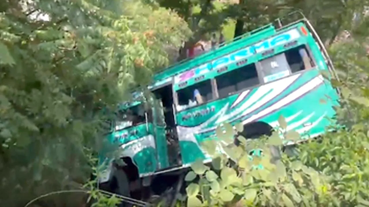 Bus Accident: कठुआ में श्रद्धालुओं से भरी मिनीबस खाई में गिरी, 23 घायल