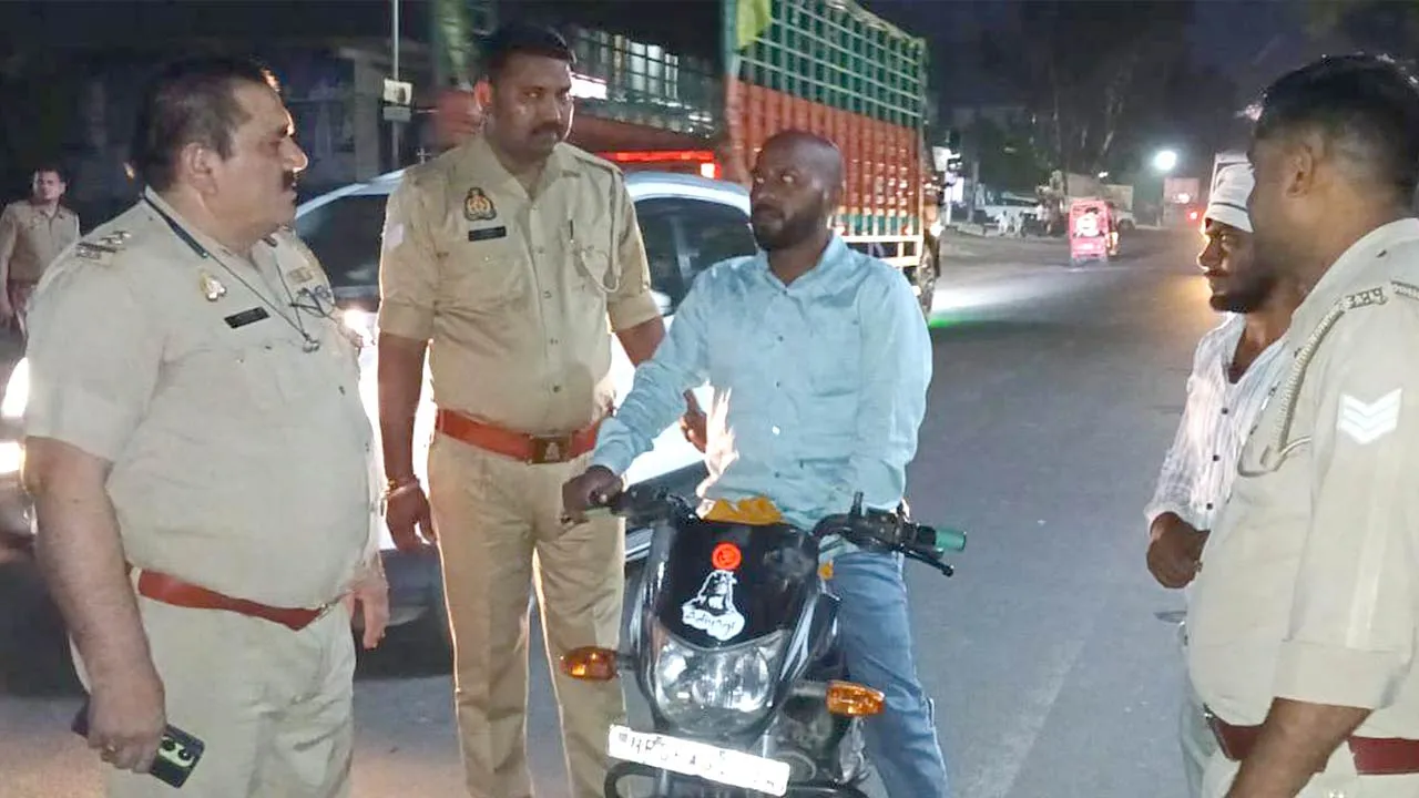 Traffic Challan: चौकी प्रभारी ने यातायात नियमों के उल्लंघन पर काटे चालान